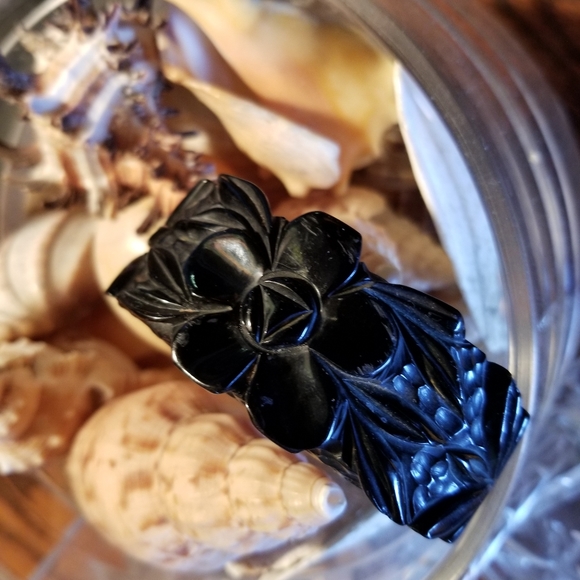 Vtg Black carved BAKELITE chunky clamper - Picture 1 of 9